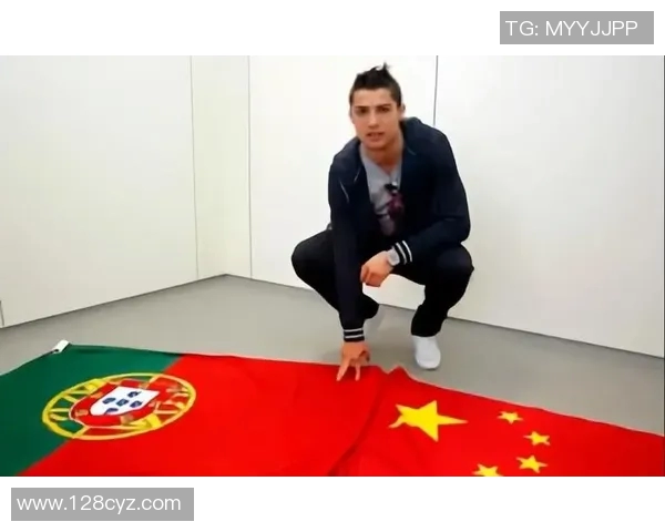 C罗与球迷亲密互动暖心时刻展现无私关怀与真挚情感 C罗与球迷亲密互动暖心时刻展现无私关怀与真挚情感