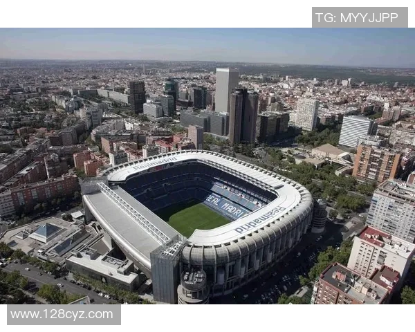 足球巨星的恩怨情仇与荣耀时刻 揭开球场背后的真实故事